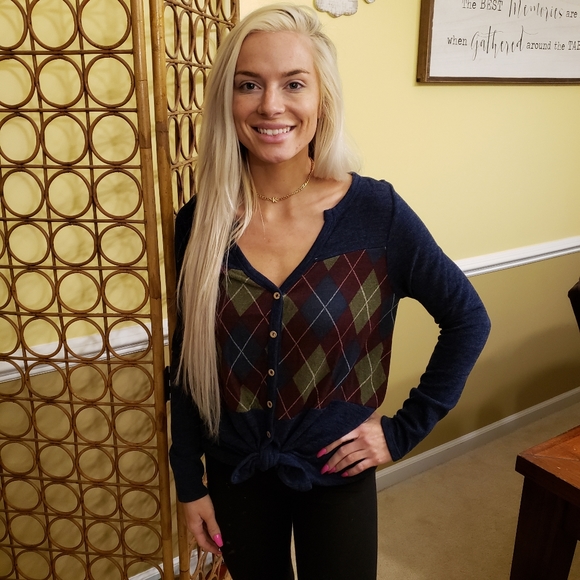🔶️Boutique Navy Plaid Long Sleeve Top🔶️ - Picture 4 of 6